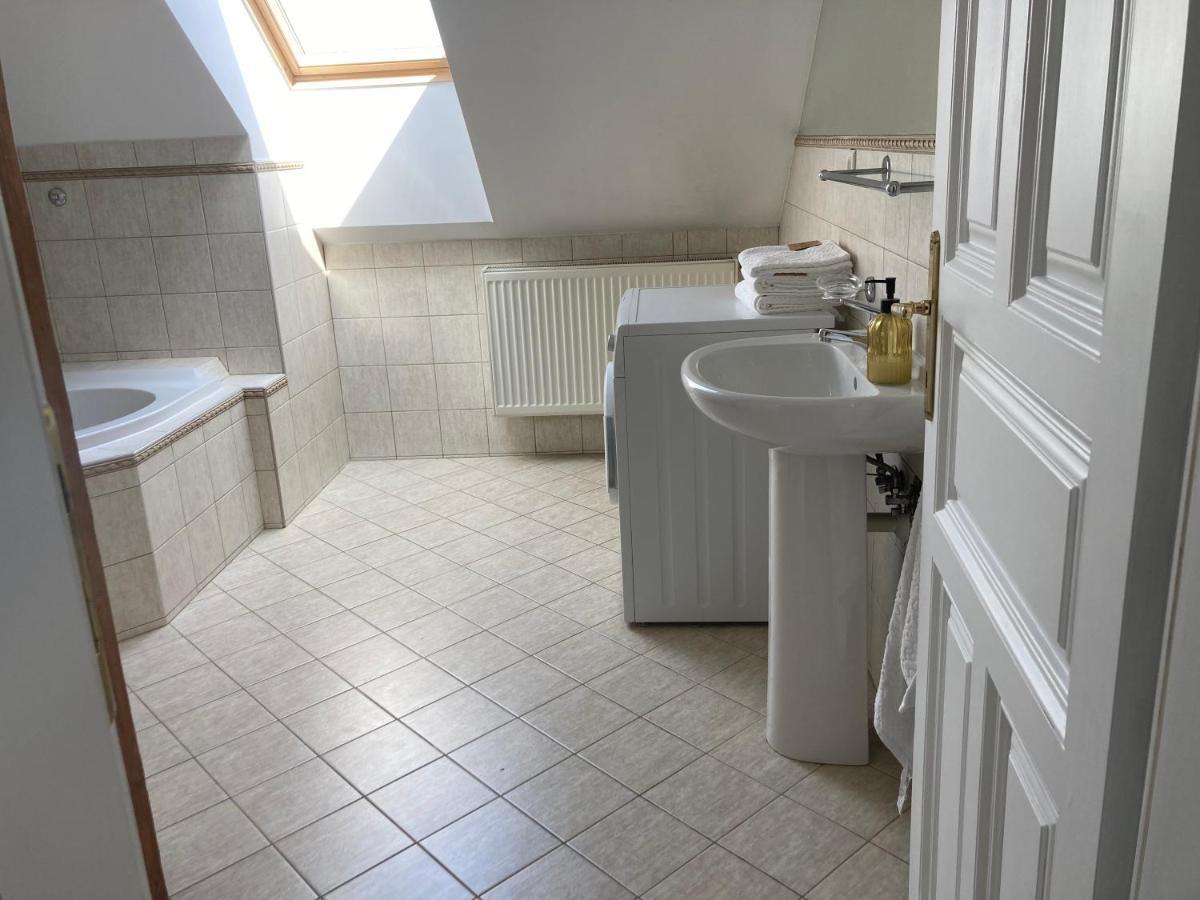 Vynimocny Apartman V Staromestskej Vile S Vyhladom Na Hrad Bratislava Esterno foto